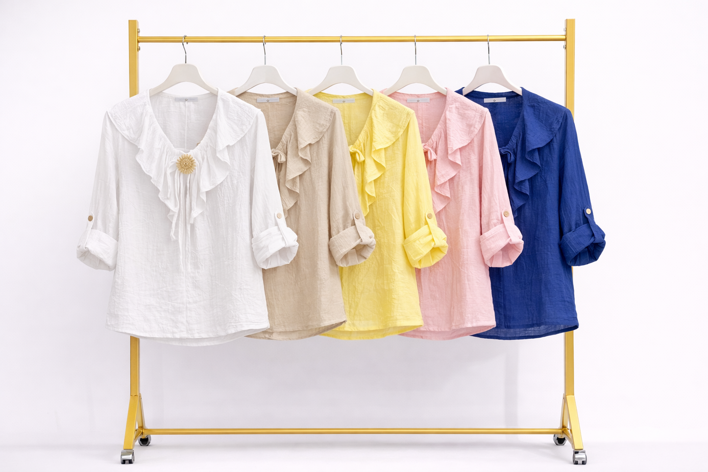 Ruffle blouse met decoratieve pin