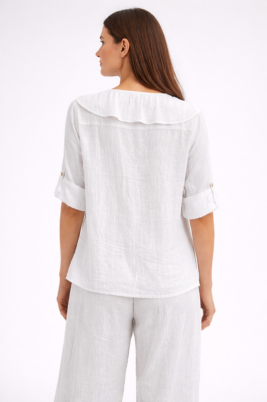 Ruffle blouse met decoratieve pin