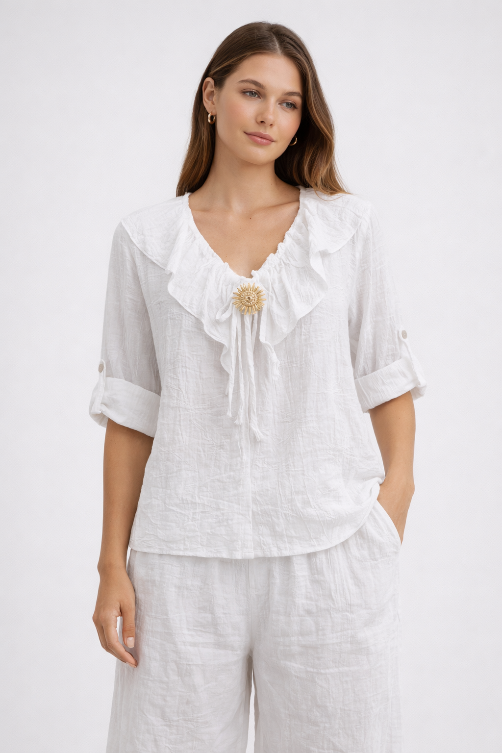 Ruffle blouse met decoratieve pin
