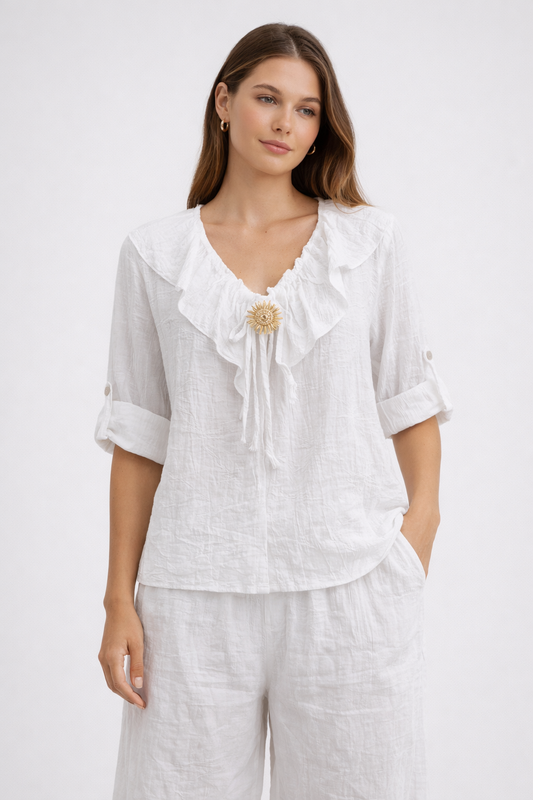 Ruffle blouse met decoratieve pin
